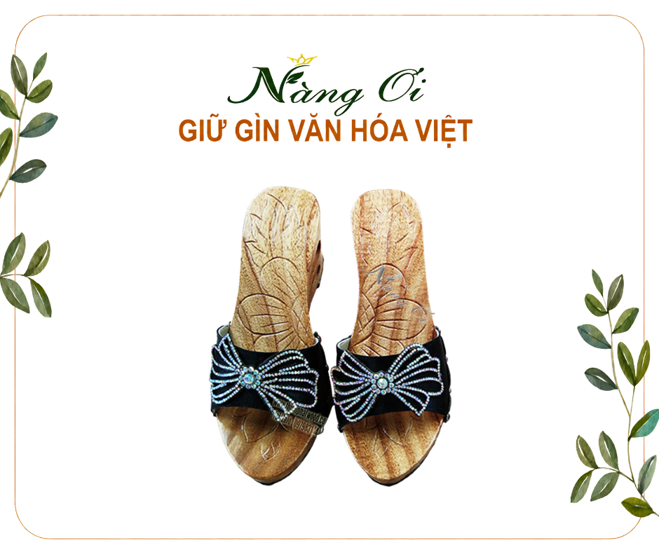 guốc mộc được làm từ gỗ xoan cao 8cm với quai lụa đen đính nơ hạt cườm lấp lánh